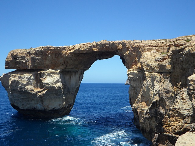 岩場の巨大穴と橋 アズールウィンドウ マルタ 観たい 行きたい 世界の絶景